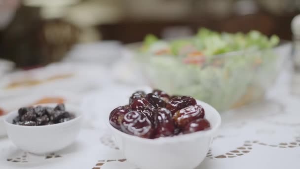 ラマダーン月のイフタールの表 サラダ ぬいぐるみ肉 ピタパン オリーブ 伝統的なペストリーを備えたEid Fitrのために準備されたテーブル 家族の夕食 — ストック動画