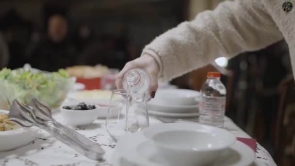 Uma Mão Enche Copos Com Água Mesa Preparada Para Iftar — Vídeo de Stock