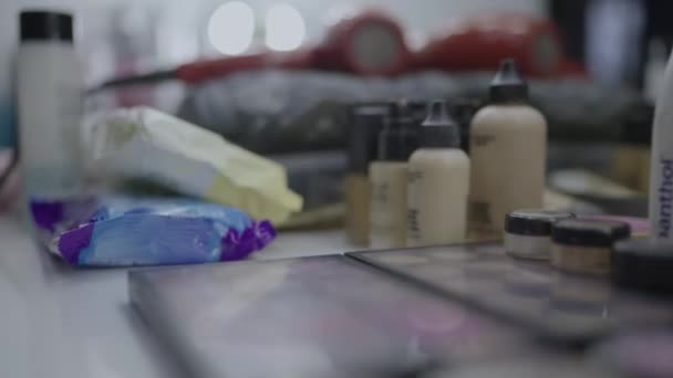 Kamera Kozmetik Ürünlerle Dolu Masanın Üzerinde Hareket Ediyor Makyaj Malzemesi — Stok video