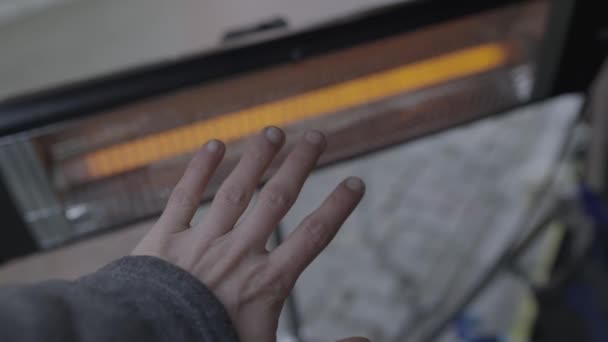 Homem Aquece Mãos Com Aquecedor Elétrico Rua Visão Olhos Humanos — Vídeo de Stock