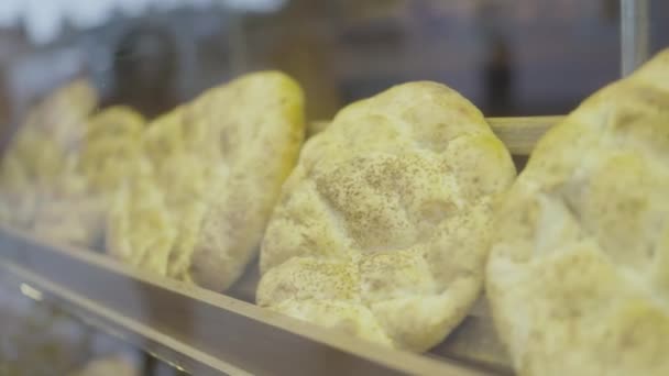 オーブンのショーケースにラマダーン月のピタス 伝統的な小さなパン屋でラマダーン月のピタ トルコのパンのクローズアップ — ストック動画