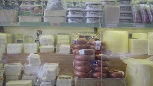 Een Kast Met Traditioneel Kaasassortiment Turkse Worst Een Kleine Kruidenierswinkel — Stockvideo