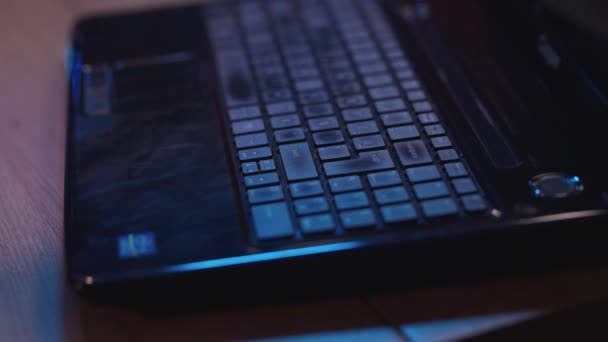 Altmodischer Laptop Auf Einem Schreibtisch Einem Büro Nahaufnahme Des Tippens — Stockvideo