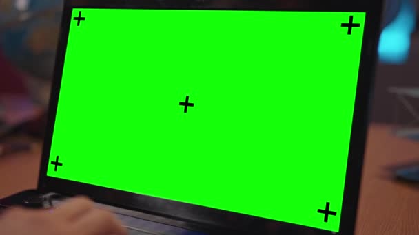 老式笔记本电脑 绿色屏幕 立在办公室的桌子上 用手在电脑上输入跟踪点 黑暗的办公室有创意的人可以把他们自己的照片或视频 — 图库视频影像