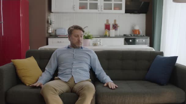 Zamyšlený Seriózní Mladý Muž Sám Sedí Doma Pohovce Nudný Zamyšlený — Stock video