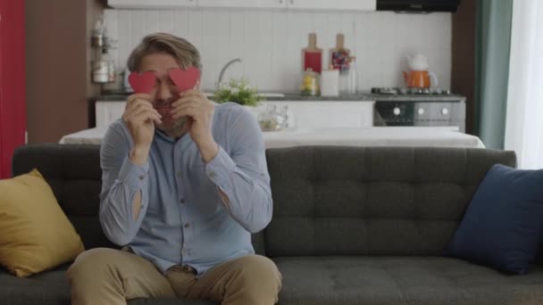 Видео Счастливого Человека Играющего Двумя Бумажными Сердцами Глазах Мужчина Танцует — стоковое видео