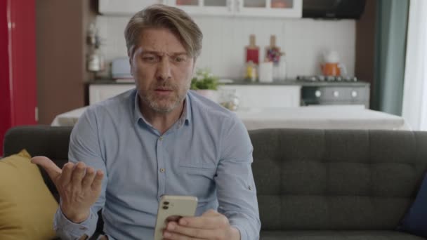 Muž Rozzlobí Vidí Chytrém Telefonu Rozzlobený Muž Problém Textováním Mobilních — Stock video