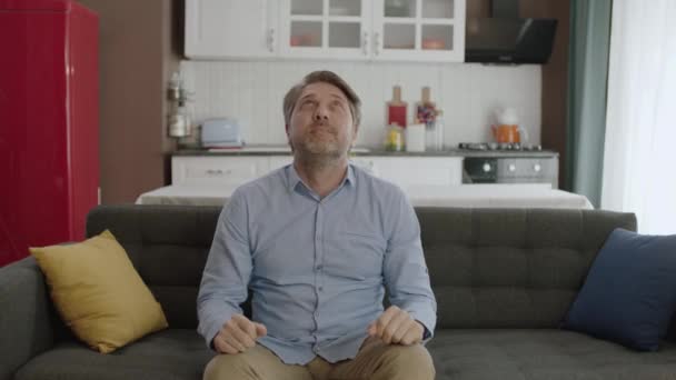Jovem Olhando Para Tela Enquanto Sentado Sofá Confortável Seu Apartamento — Vídeo de Stock