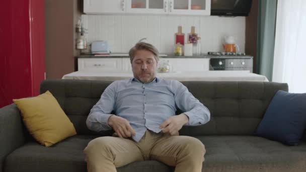 Portrait Homme Assis Sur Canapé Maison Jeune Homme Jouissant Style — Video