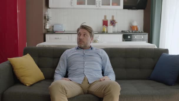 Retrato Homem Sentado Sofá Casa Jovem Sexo Masculino Desfrutando Estilo — Vídeo de Stock