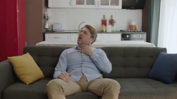Junger Mann Sitzt Hause Seinem Sessel Und Spürt Schulterschmerzen Nackenschmerzen — Stockvideo