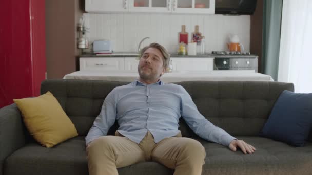 Porträt Eines Mannes Der Hause Auf Dem Sofa Sitzt Junger — Stockvideo
