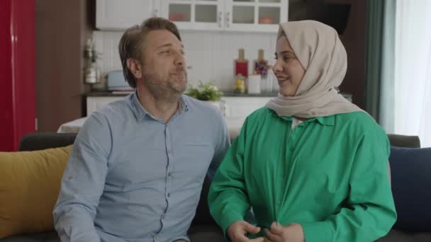 Porträt Eines Glücklichen Mannes Mit Seiner Frau Hijab Glücklich Lächelnd — Stockvideo