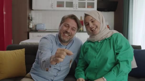 Den Sjalade Kvinnan Och Hennes Man Håller Gladeligen Nycklarna Till — Stockvideo