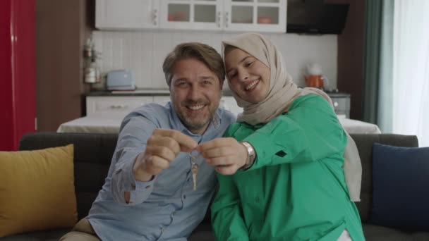 Retrato Orgulhoso Casal Adulto Feliz Sorrindo Enquanto Segurando Chaves Seu — Vídeo de Stock