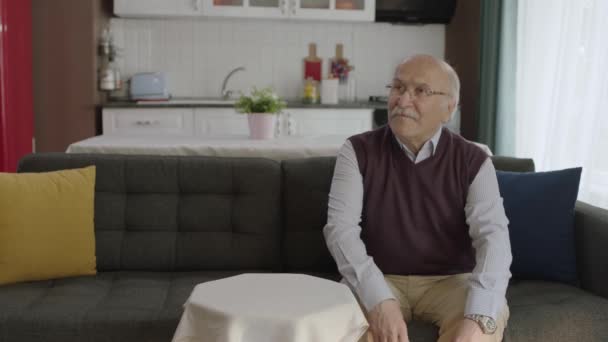 Älterer Alter Mann Der Allein Hause Oder Pflegeheim Sitzt Das — Stockvideo