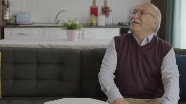 Γέρος Έχοντας Μια Καλή Στιγμή Πίνοντας Ένα Φλιτζάνι Τουρκικό Καφέ — Αρχείο Βίντεο