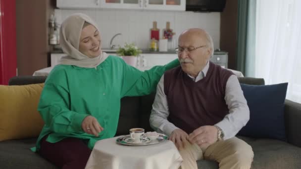 Staruszek Dobrze Się Bawiący Pijąc Kubek Tureckiej Kawy Młoda Kobieta — Wideo stockowe