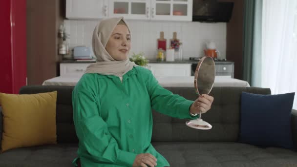 Žena Kontroluje Svou Kůži Malým Zrcadlem Ruce Mladá Žena Hidžábu — Stock video