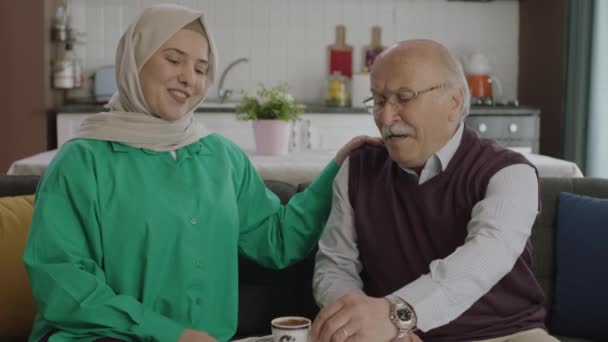 Ευτυχισμένος Στοργικός Γέρος Πίνοντας Τούρκικο Καφέ Παραδοσιακό Χάδι Γέρος Περνάει — Αρχείο Βίντεο