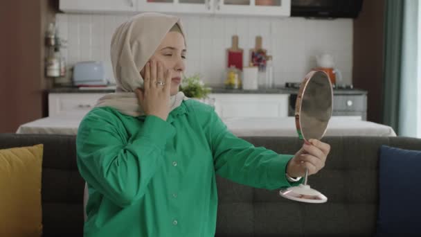 Mujer Mirando Piel Con Pequeño Espejo Mano Una Joven Mujer — Vídeos de Stock