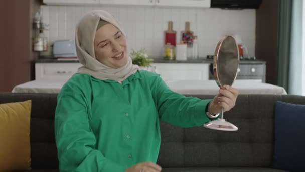 Mladá Žena Hidžábu Pečlivě Prohlíží Svůj Odraz Zrcadle Lehce Dotkne — Stock video