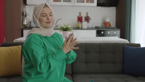 Молодая Женщина Хиджабе Используя Свои Новые Духи Красивая Женщина Хиджабе — стоковое видео