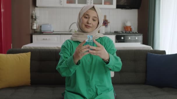 Ung Kvinna Hijab Använder Sin Nya Parfym Vacker Kvinna Hijab — Stockvideo