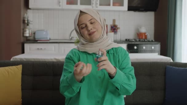 Mujer Joven Hijab Usando Nuevo Perfume Beautiful Mujer Hijab Está — Vídeo de stock