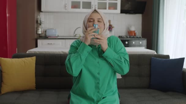 Młoda Kobieta Hidżabie Używa Nowych Perfumów Piękna Kobieta Hidżabie Stosuje — Wideo stockowe