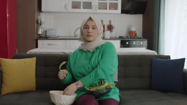 Ung Kvinna Som Bär Hijab Skära Gröna Bönor Medan Tittar — Stockvideo