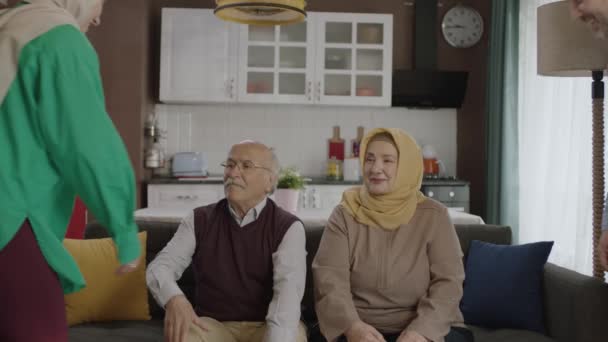 Gelukkige Moslimfamilie Moslim Turkse Familie Viert Eid Fitr Jong Echtpaar — Stockvideo