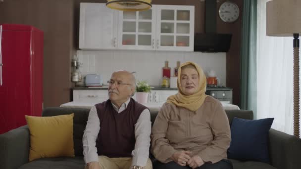Szczęśliwa Muzułmańska Rodzina Muzułmańska Turecka Rodzina Świętuje Eid Fitr Młoda — Wideo stockowe
