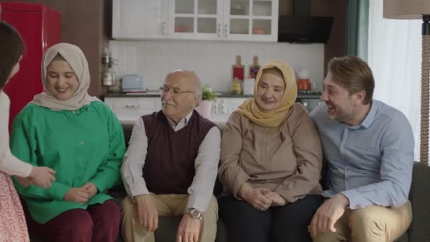 Χαρούμενη Μουσουλμανική Οικογένεια Μουσουλμανική Τουρκική Οικογένεια Γιορτάζει Eid Fitr Νεαρό — Αρχείο Βίντεο