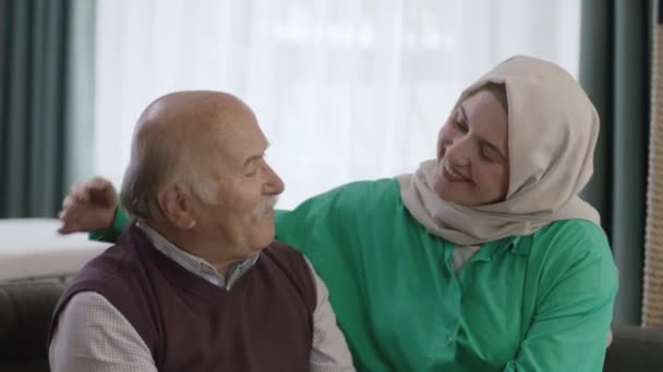 Turbánban Ülő Fiatal Örül Hogy Meglátogathatja Apját Öregember Lánya Boldogan — Stock videók