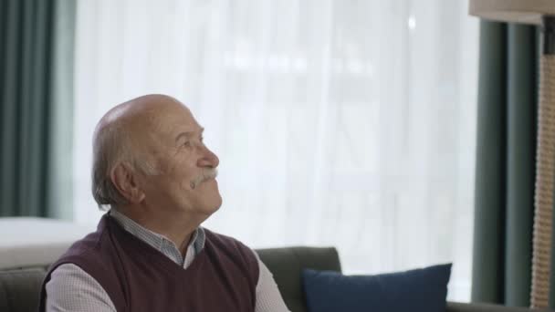 老人若有所思地坐在家里或养老院里 一个人独处 一个人衰老的概念 — 图库视频影像