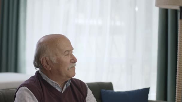 Älterer Mann Der Nachdenklich Und Traurig Hause Oder Pflegeheim Sitzt — Stockvideo