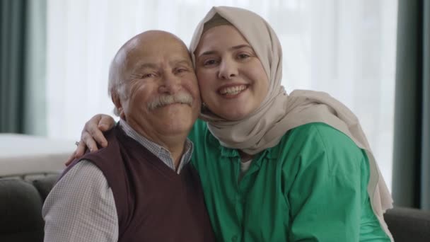 Mladá Žena Turbanu Ráda Její Otec Přijede Návštěvu Starý Muž — Stock video