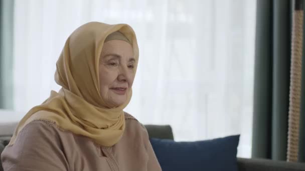 Hidzsábi Idős Egyedül Otthon Vagy Gondtalanul Szomorúan Ápolja Otthonát Egyedüllét — Stock videók