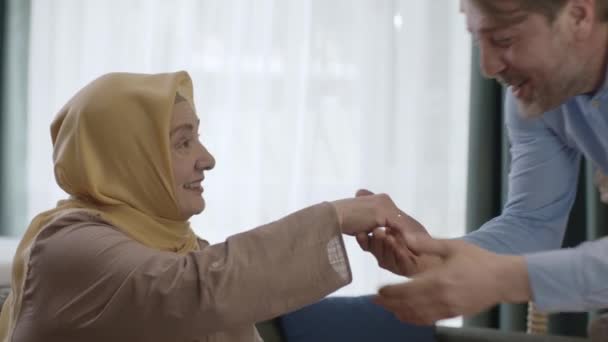 Junger Mann Küsst Die Hand Seiner Mutter Während Eid Mubarak — Stockvideo