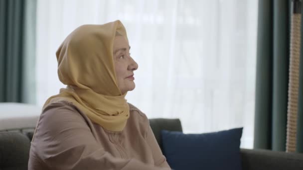 Giovane Donna Bacia Mano Sua Madre Durante Eid Mubarak Ramadan — Video Stock