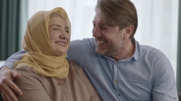 Bărbatul Care Vine Viziteze Mama Într Turban Își Îmbrățișează Mama — Videoclip de stoc