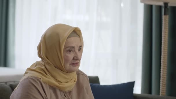 Femeie Vârstă Turban Stând Singură Acasă Sau Acasă Alăpt Conceptul — Videoclip de stoc