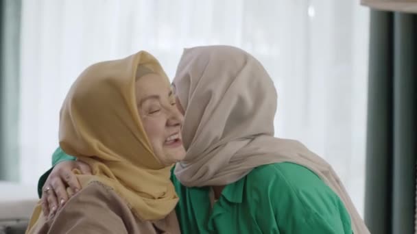 Uśmiechnięta Młoda Kobieta Białym Hidżabie Odwiedzająca Matkę Dorosła Córka Hidżabie — Wideo stockowe
