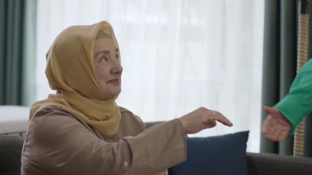 Mladá Žena Hidžábu Políbí Ruku Aby Prokázala Úctu Své Matce — Stock video