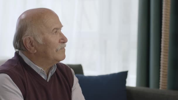 Homem Velho Sentado Pensativo Casa Casa Cuidados Conceito Estar Sozinho — Vídeo de Stock