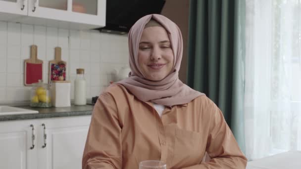 Kvinna Hijab Ger Ett Glas Vatten Till Kameran Friska Dryck — Stockvideo