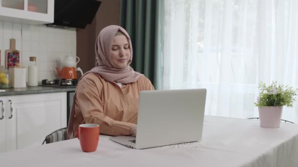Mujer Hijab Trabajando Remotamente Ordenador Portátil Cocina Mujer Joven Usando — Vídeo de stock