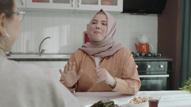 Mutfak Masasında Arkadaşıyla Sohbet Eden Müslüman Tesettürlü Bir Kadının Omuz — Stok video