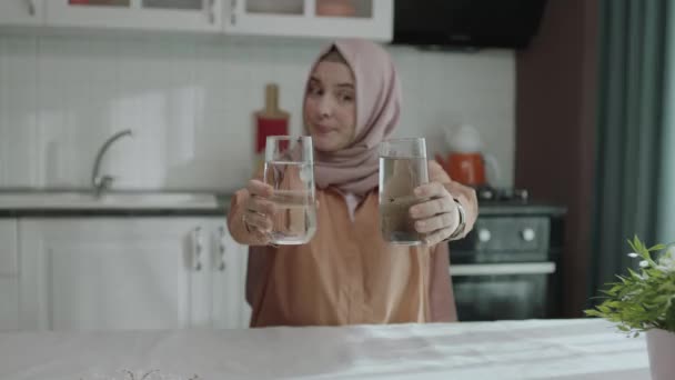 Mujer Musulmana Vestida Con Hiyab Sosteniendo Vaso Sucio Una Mano — Vídeo de stock